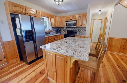 Walnut Mountain Cabaña | Happy Place in Walnut Mountain Resort with pool & hiking trails