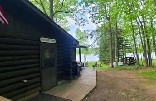 Spooner Cabina | Happy Shores Log Cabin on Spooner Lake