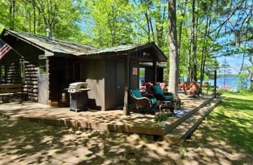 Spooner Cabina | Happy Shores Log Cabin on Spooner Lake