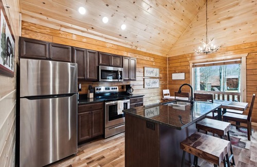 White Oak Lodge Cabina | Happy Vibes Cabin - The Name Says it All!