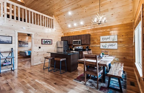 White Oak Lodge Cabina | Happy Vibes Cabin - The Name Says it All!