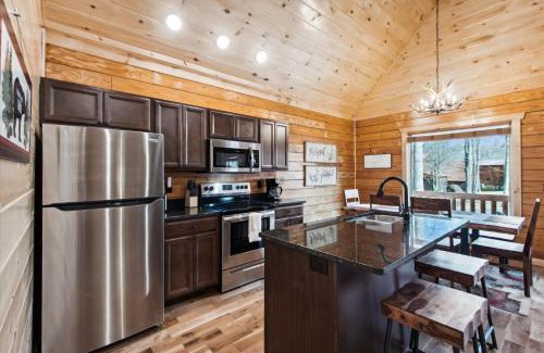 White Oak Lodge Casa | Happy Vibes Cabin - The Name Says It All!