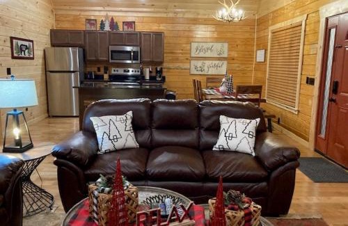 White Oak Lodge Casa | Happy Vibes Cabin - The Name Says It All!