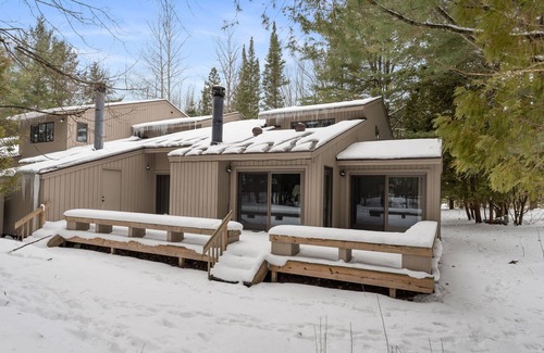 Harbor Springs Condominio | Harbor Cove 108 SKI! Beach! Tunnel of Trees!