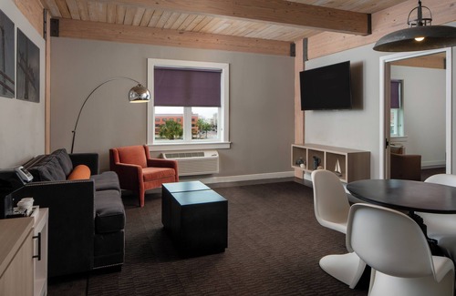 Galveston Hotel | Harbor House Hotel and Marina at Pier 21