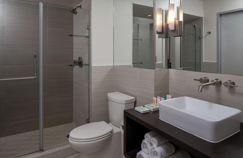 Galveston Hotel | Harbor House Hotel and Marina at Pier 21