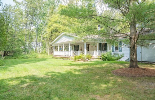 Harbor Springs Cabaña | Harbor Shady Acre Cottage Next to Nature Preserve and Minutes From Downtown HS