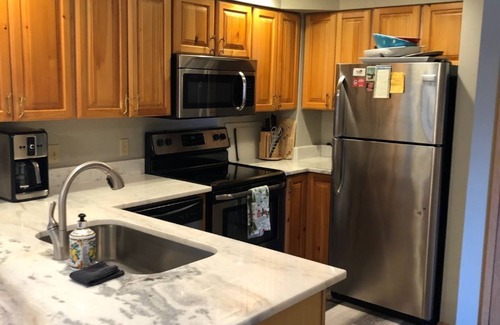 Harbor Springs Condominio | Harbor Springs Condo, 2400 sq. Ft., 5 dormitorios, 3 baños, 3 niveles, muy limpio
