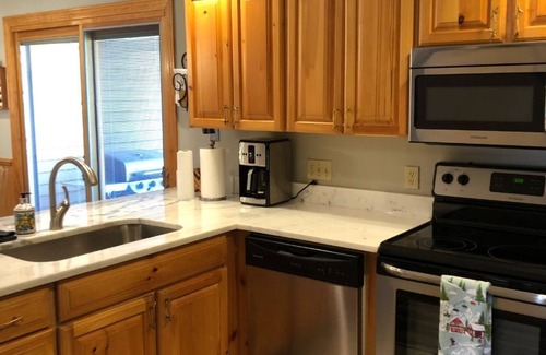Harbor Springs Condominio | Harbor Springs Condo, 2400 sq. Ft., 5 dormitorios, 3 baños, 3 niveles, muy limpio