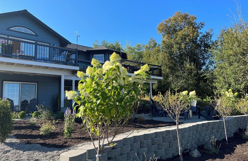 Freeland Casa | Harbor Vista On Par: Whidbey’s newest remodeled space with water views & hot-tub