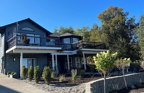Freeland Casa | Harbor Vista On Par: Whidbey’s newest remodeled space with water views & hot-tub