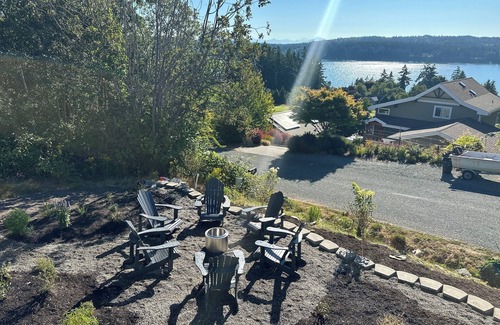 Freeland Casa | Harbor Vista On Par: Whidbey’s newest remodeled space with water views & hot-tub