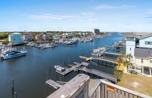 North Carolina Coast Condominio | Harbor Watch With Boat Slip 2 Bedroom Condo by Redawning