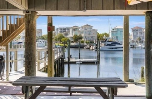 North Carolina Coast Condominio | Harbor Watch With Boat Slip 2 Bedroom Condo by Redawning