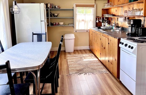 New Harbor Cabina | Harborside cabin with dock overlooking lobster boats