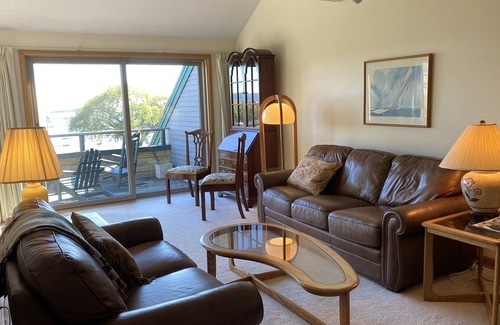 Manset Condominio | Harborview Condo with 6 beds and 2 couches