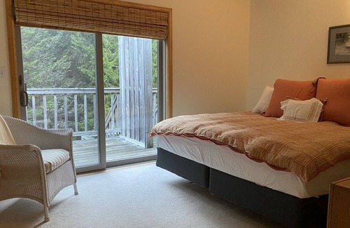 Manset Condominio | Harborview Condo with 6 beds and 2 couches