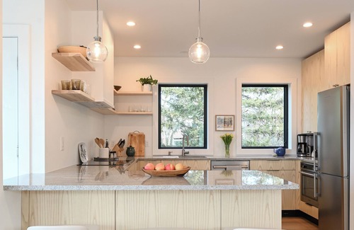 East End Apartamento | Harborview - Curated East End Escape w/ Parking