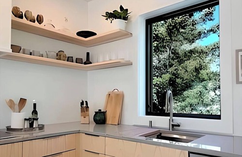 East End Apartamento | Harborview - Curated East End Escape w/ Parking