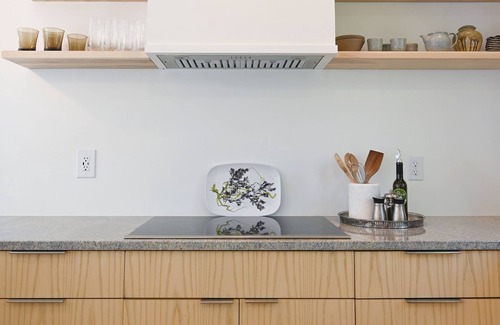East End Apartamento | Harborview - Curated East End Escape w/ Parking