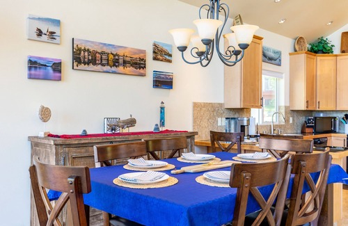 Langley Casa | Harborview Getaway by AvantStay | Walk to Beach