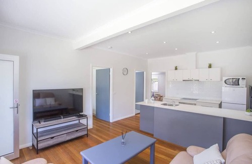 Ulladulla Apartamento | Harbour Breeze 2-bedroom, 1-bathroom apartment. Sleeps 4 - Bedroom 1: Queen bed; Bedroom 2: 2 Single