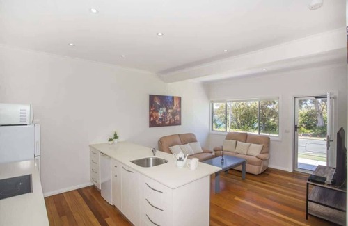Ulladulla Apartamento | Harbour Breeze 2-bedroom, 1-bathroom apartment. Sleeps 4 - Bedroom 1: Queen bed; Bedroom 2: 2 Single