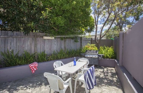 Ulladulla Apartamento | Harbour Breeze 2-bedroom, 1-bathroom apartment. Sleeps 4 - Bedroom 1: Queen bed; Bedroom 2: 2 Single