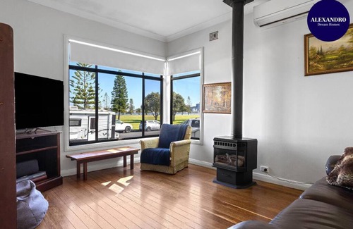 Stockton Casa | HARBOUR-FRONT CHARM / STOCKTON NSW