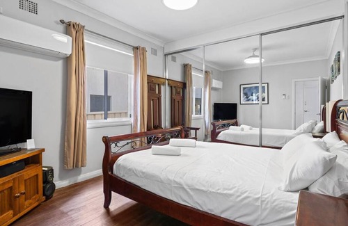 Stockton Casa | HARBOUR-FRONT CHARM / STOCKTON NSW