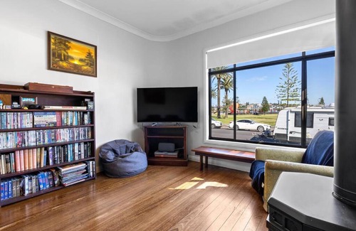 Stockton Casa | HARBOUR-FRONT CHARM / STOCKTON NSW