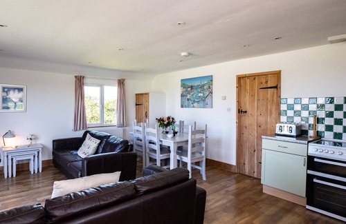 Port Isaac Cabaña | HARBOUR LODGE, pet friendly, with a garden in Port Isaac