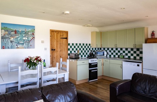 Port Isaac Cabaña | HARBOUR LODGE, pet friendly, with a garden in Port Isaac