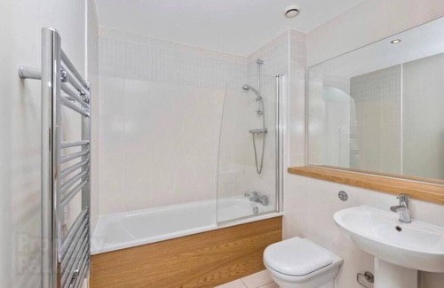 Cathedral Quarter Apartamento | Floor-ceiling windows, Harbour/Sea Views, Sleeps 5