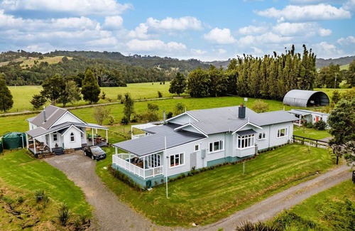Kohukohu Apartamento | Harbour View- Relax & enjoy the stunning harbour views from the private deck.