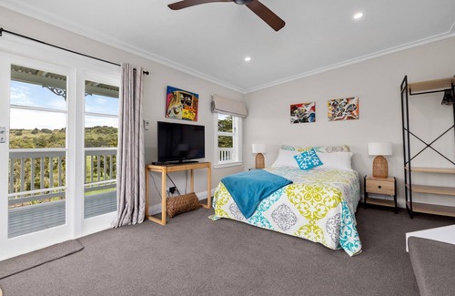 Kohukohu Apartamento | Harbour View- Relax & enjoy the stunning harbour views from the private deck.