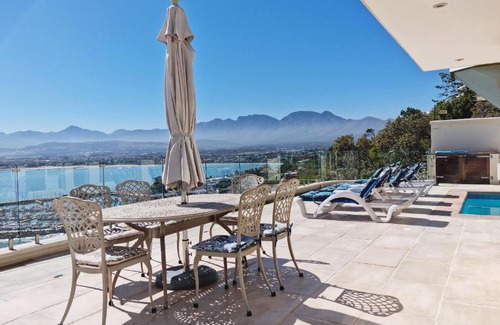 Mountainside Apartamento | 'Harbour Views' - 2 bedroom, sleeps 4 with private pool and large veranda!