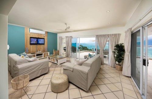 Mountainside Apartamento | 'Harbour Views' - 2 bedroom, sleeps 4 with private pool and large veranda!