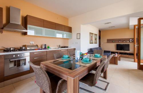 Ghajnsielem Casa | Harbour Views Gozitan Villa Shared Pool - Happy Rentals