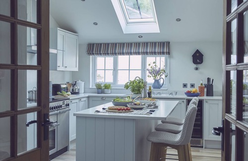 Craster Cabaña | Harbourway - a pet friendly that sleeps 8 guests in 4 bedrooms