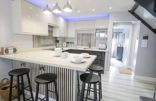 Borth-y-Gest Cabaña | HARBWR HIDEAWAY, pet friendly in Porthmadog