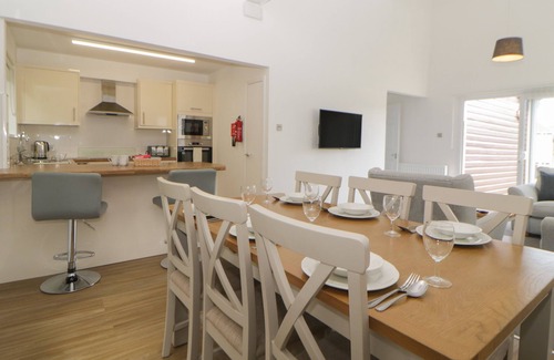 Heligan Cabaña | HARCOMBE HOUSE BUNGALOW 6, family friendly, with pool in Chudleigh