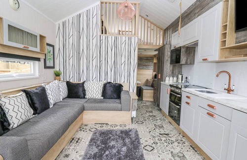 Llandrindod Wells Cabaña | HARES REST, family friendly, with hot tub in Rhayader