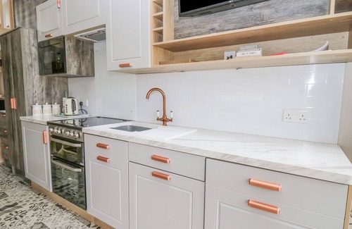 Llandrindod Wells Cabaña | HARES REST, family friendly, with hot tub in Rhayader