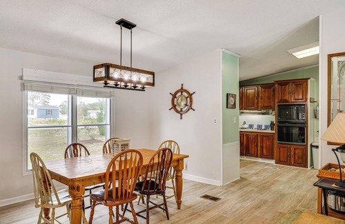 Harkers Island Casa | Harkers Island Getaway w/Deck: Near Cape Lookout!
