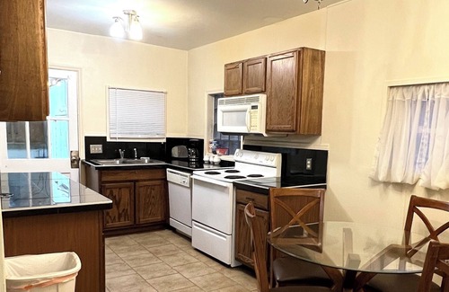Dayhoit Casa | Harlan, KY Modern Private Guesthouse 302 Historic Downtown (Vela's Villas)