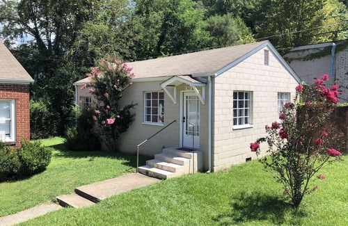Dayhoit Casa | Harlan, KY Modern Private Guesthouse 302 Historic Downtown (Vela's Villas)