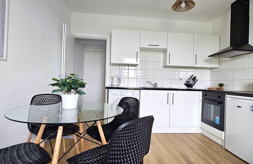 Penylan Apartamento | Harlequin No.4 by Switchback Stays