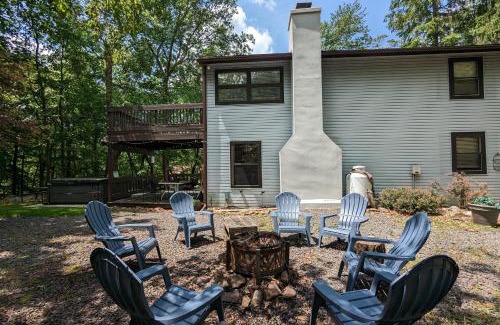 Lake Harmony Estates Casa | Harmony Cottage by AvantStay Lake Access Hot Tub Fire Pit Game Room