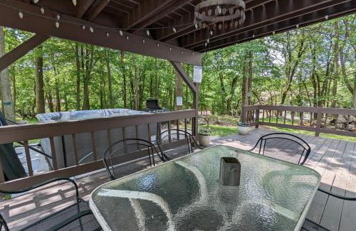 Lake Harmony Estates Casa | Harmony Cottage by AvantStay Lake Access Hot Tub Fire Pit Game Room